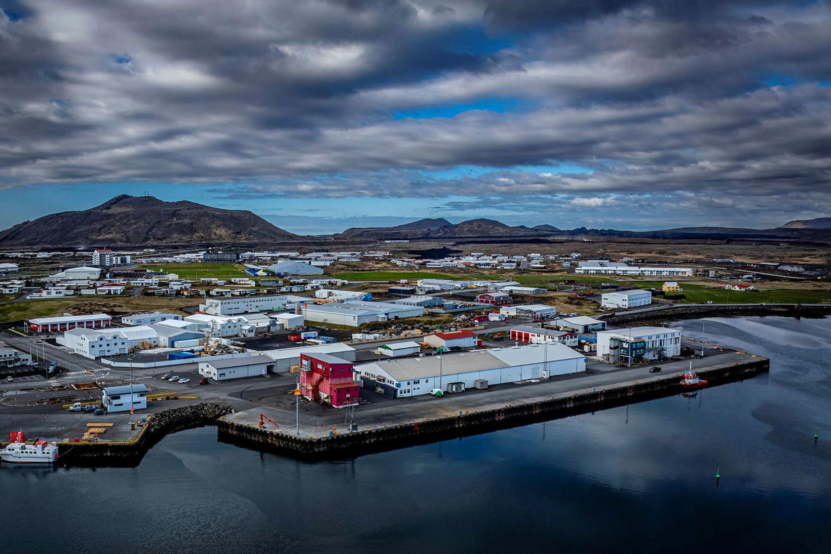 Opnað var fyrir aðgengi almennings að Grindavík klukkan 6 í …