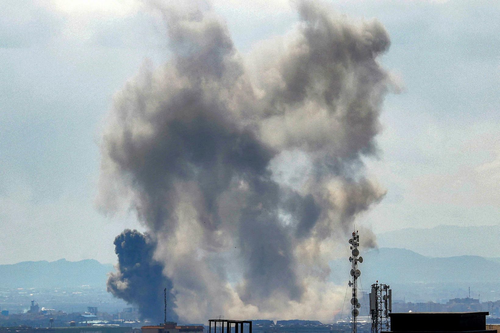 Árásir hafnar á brýr og járnbrautir