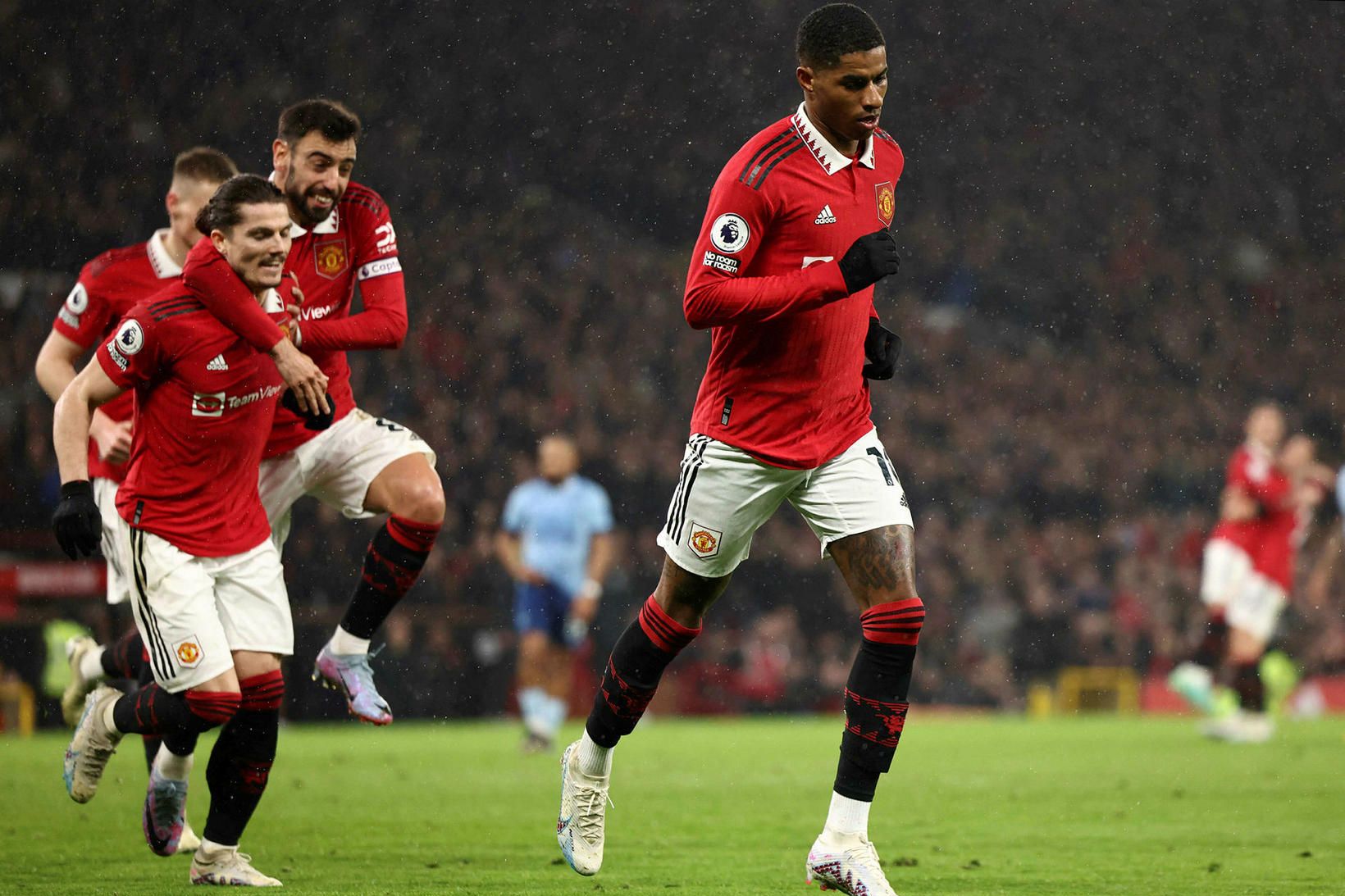 Marcus Rashford fagnar fyrsta marki leiksins.