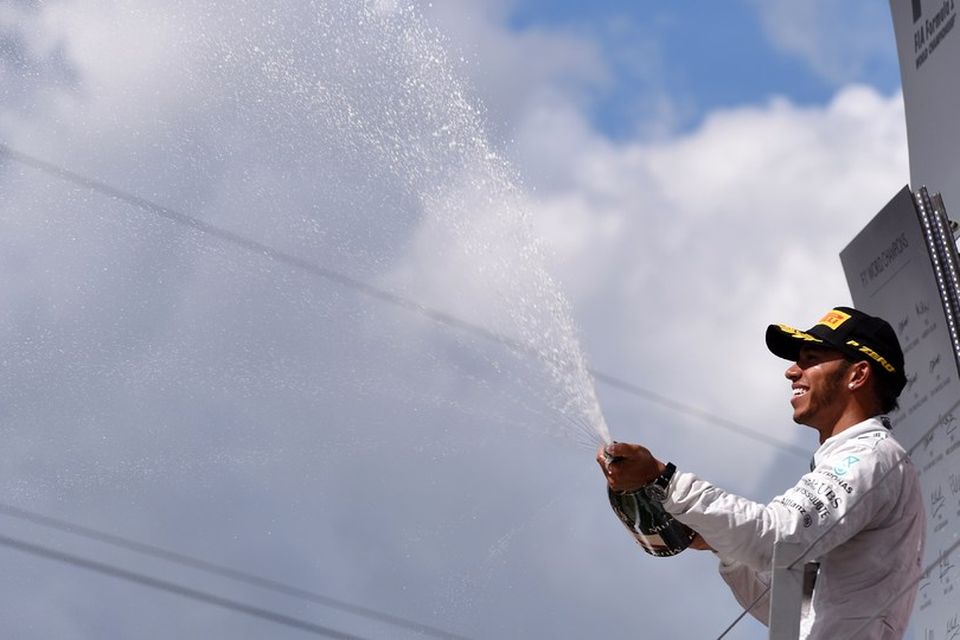 Lewis Hamilton fagnar sigri í Silverstone.