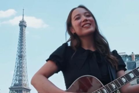 Laufey syngur óvænt fyrir framan Effel-turninn í París.