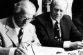 Leiðtogar Erich Honecker leiðtogi Austur-Þýskalands undirritar Helsinki- sáttmálann 1. ágúst 1975 undir augliti Geralds Fords Bandaríkjaforseta.