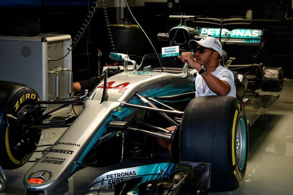 Lewis Hamilton við bíl sinn í bílskúr Mercedes í Mexíkó.