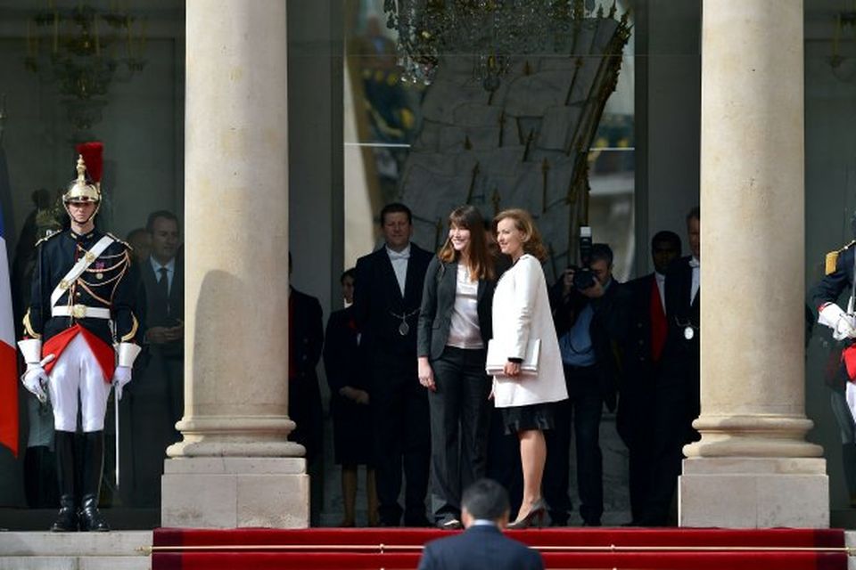Carla Bruni (til vinstri) eiginkona Sarkozys fráfarandi forseta og Valerie Trierweiler,unnusta Hollande fyrir fram forsetahöllina …