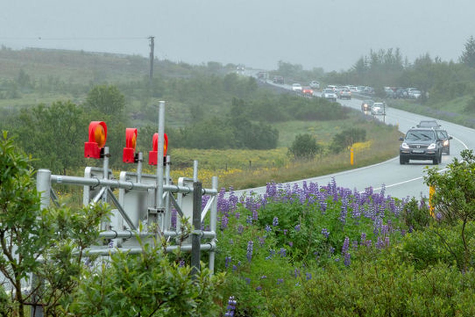 Straumur bíla á leið niður Mosfellsdal. Á þessum stað er …