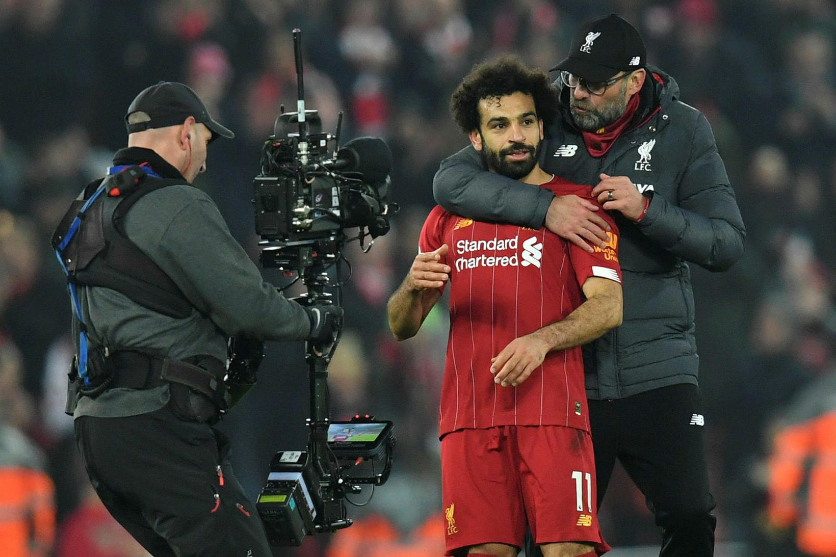 Jürgen Klopp fagnar Mohamed Salah eftir sigur Liverpool á Manchester …