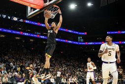 Devin Booker fór illa með Los Angeles Lakers í nótt.