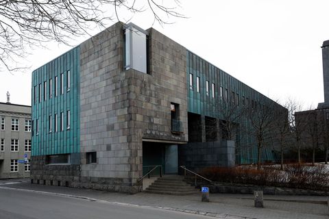 Hæstiréttur fer með æðsta dómsvald landsins.