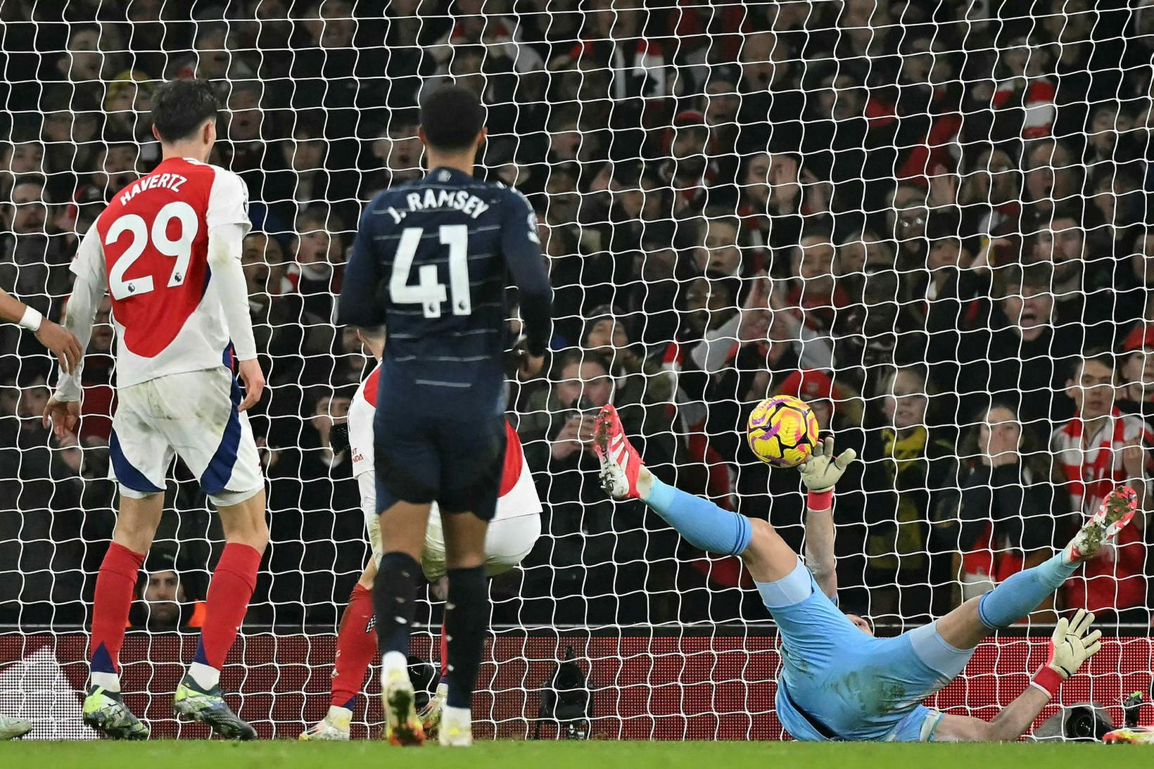 Emiliano Martinez markvörður Aston Villa reynir að koma í veg …