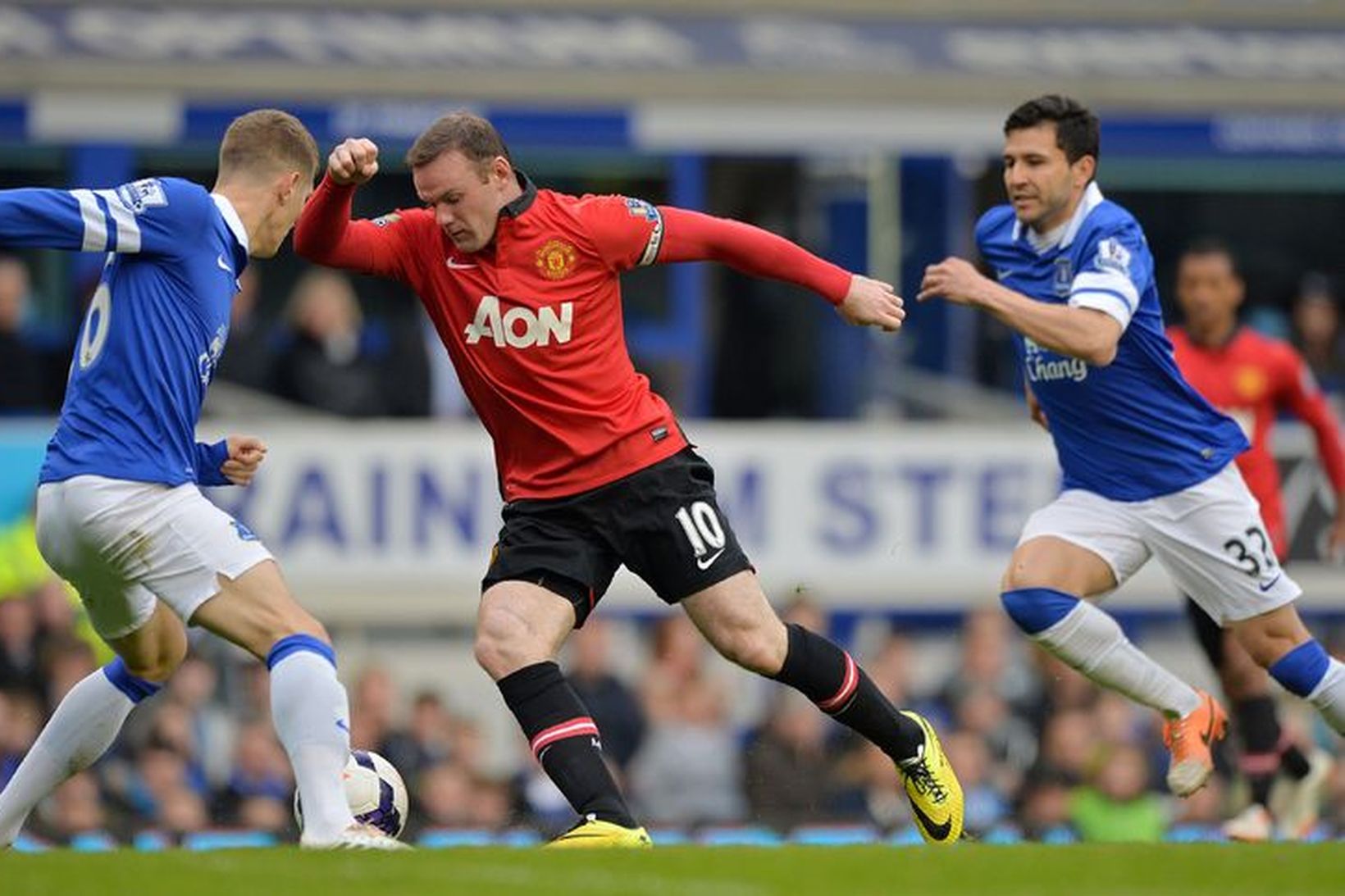 Wayne Rooney komst ekki áleiðis gegn sterkri vörn Everton.