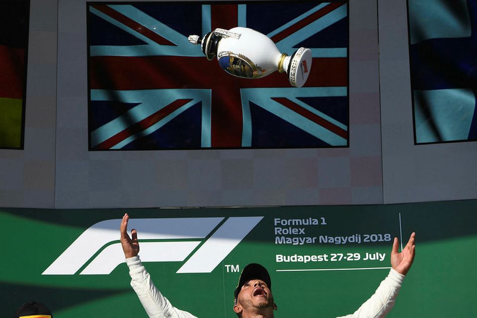 Lewis Hamilton fagnar sigrinum í Búdapest.