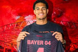 Jarell Quansah fær treyju númer fjögur hjá Leverkusen.