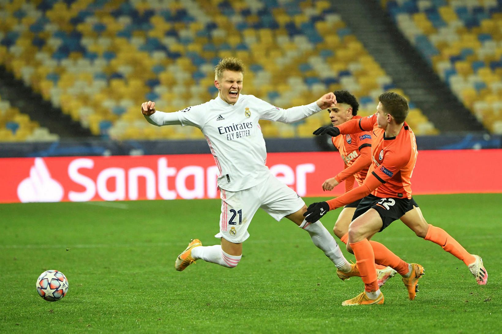 Martin Ödegaard í leik með Real Madrid gegn Shakhtar Donetsk …