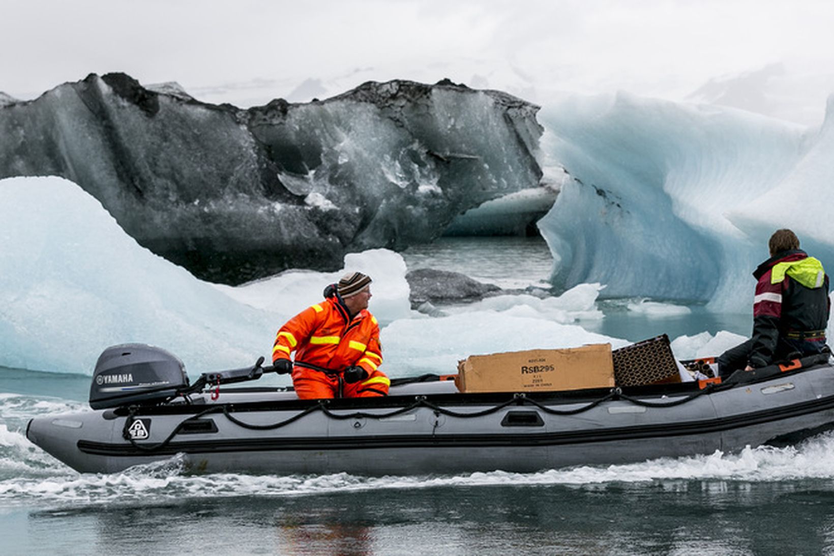 Siglt um Jökulsárlón.