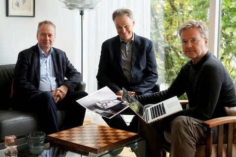Jóhann Hjartarson, Helgi Ólafsson and Jón Gústafsson by the original chess table that was used in the Chessbattle of the Century 50 years ago in Reykjavik.