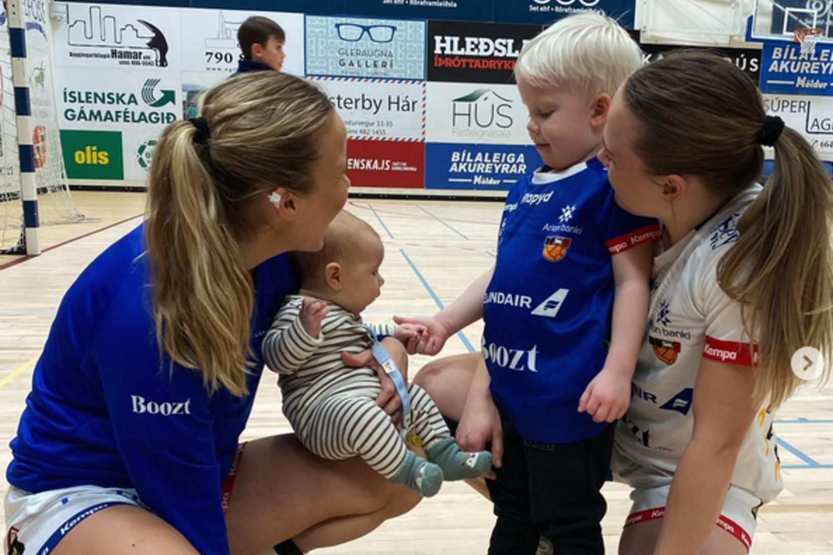 Sandra Erlingsdóttir og Perla Ruth Albertsdóttir kynna frumburðina.