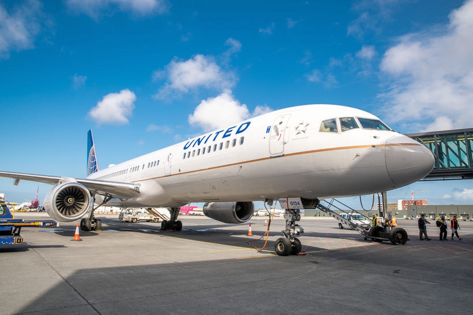 Boeing 757-200-vél United Airlines á Keflavíkurflugvelli. Flugfélagið mun fljúga daglega …