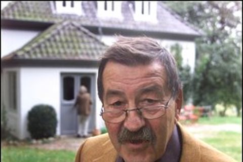 Günter Grass utan við heimili sitt í dag.