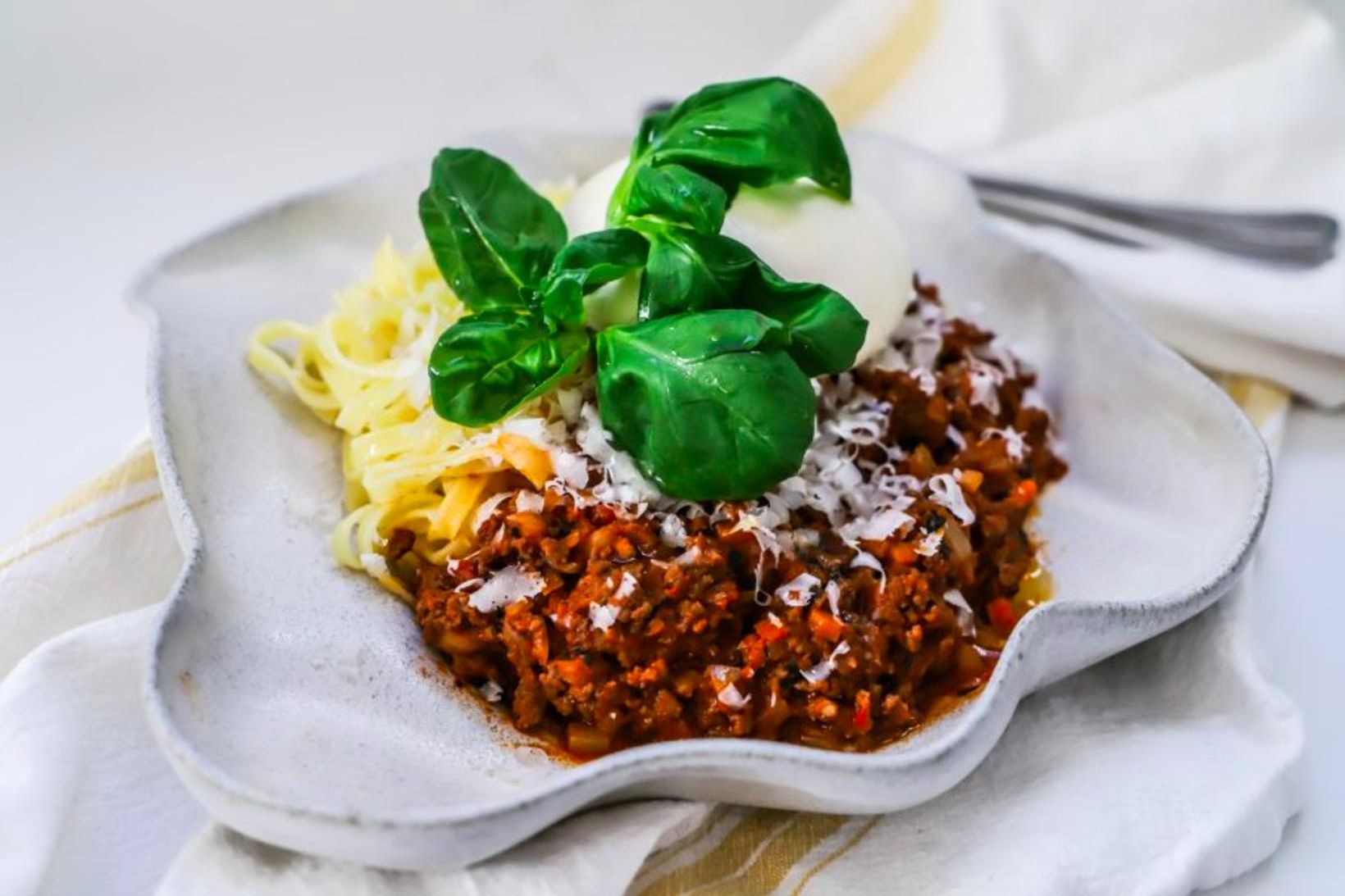 Tagliatelle bolognese með burrata osti sem þið eigið eftir að …