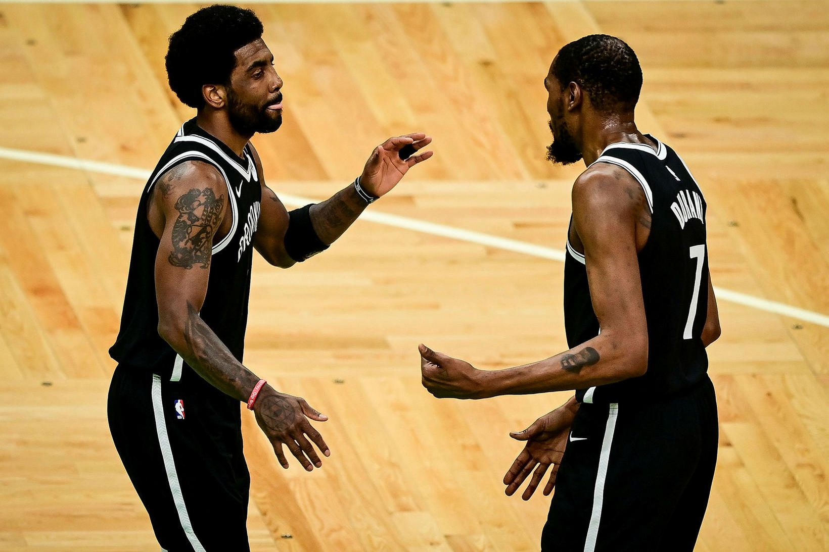 Kyrie Irving og Kevin Durant í leik með Brooklyn Nets …