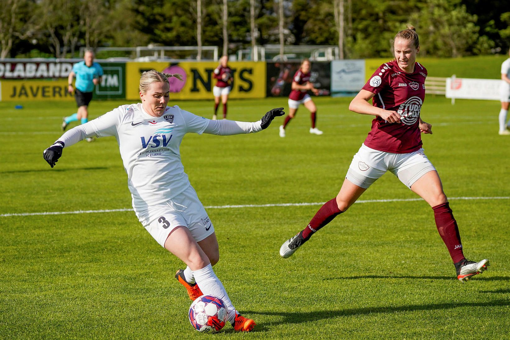 Eyjakonan Júlíana Sveinsdóttir með boltann í dag.