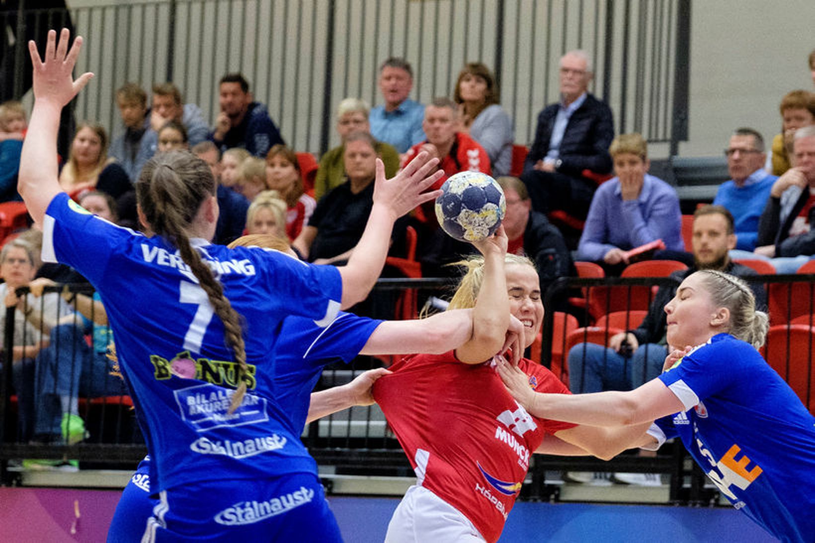 Sandra Erlingsdóttir, Val, í hörðum slag við leikmenn Hauka fyrr …