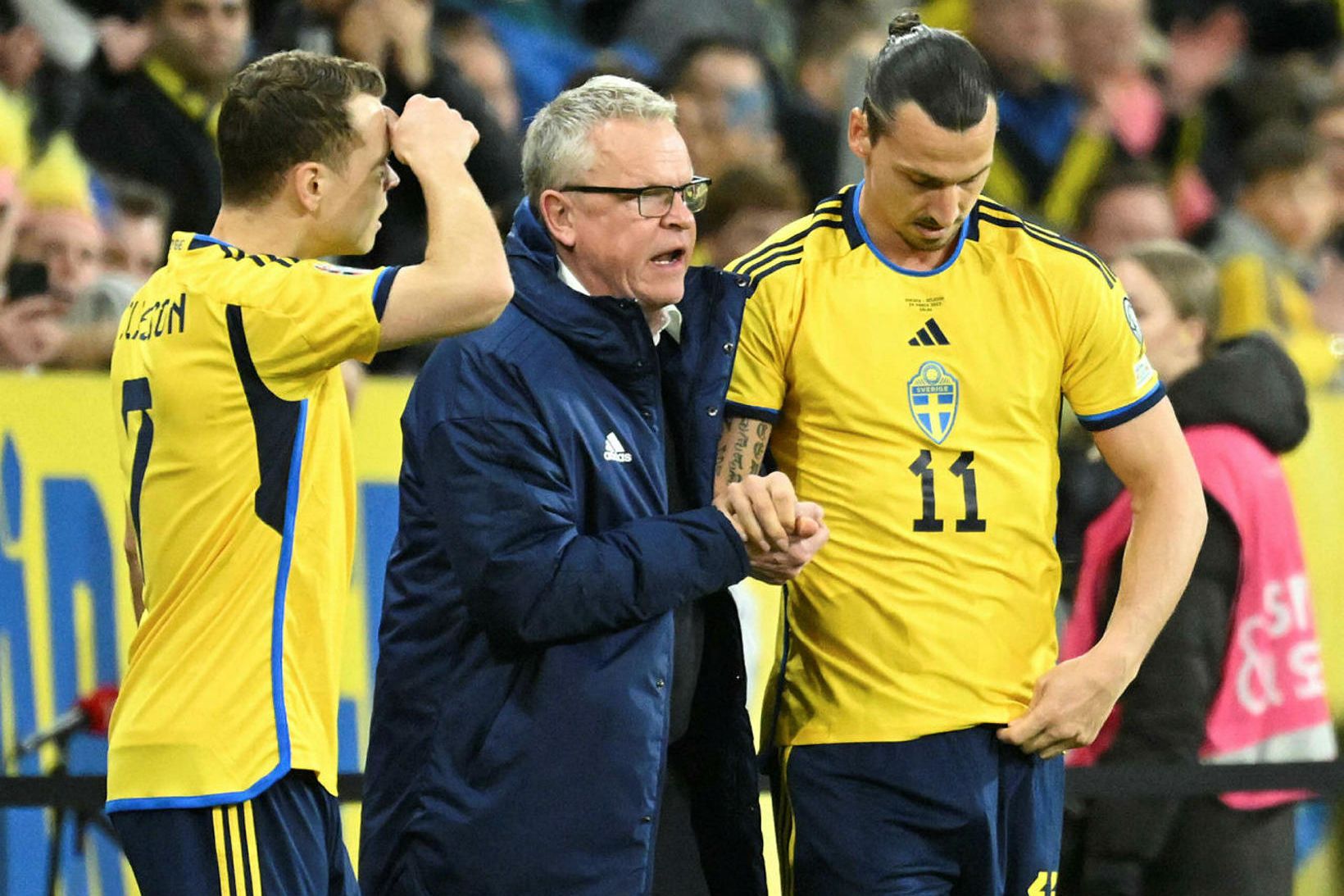 Janne Andersson ræðir við Zlatan Ibrahimovic í leik Svíþjóðar gegn …