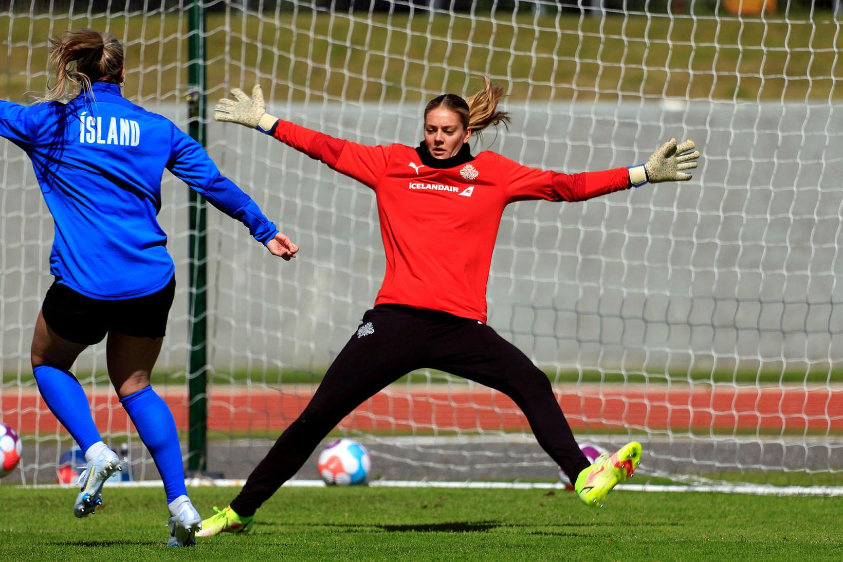 Telma Ívarsdóttir ver mark Íslands gegn Filippseyjum í kvöld.