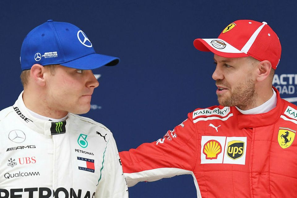 Sebastian Vettel (t.h.) spjallar við Valtteri Bottas eftir tímatökuna í Sjanghæ.