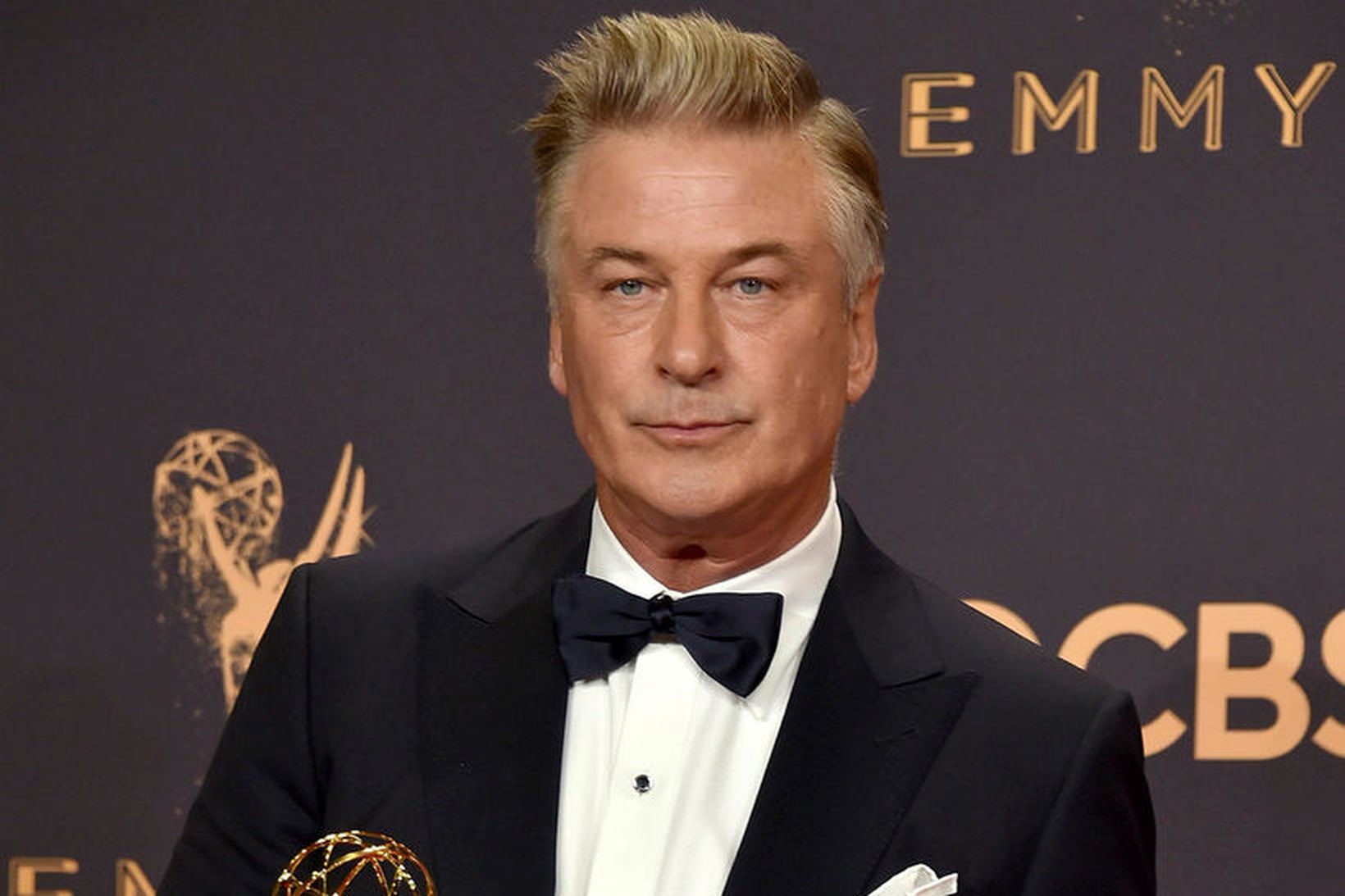 Alec Baldwin var að æfa sig fyrir senu, þar sem …