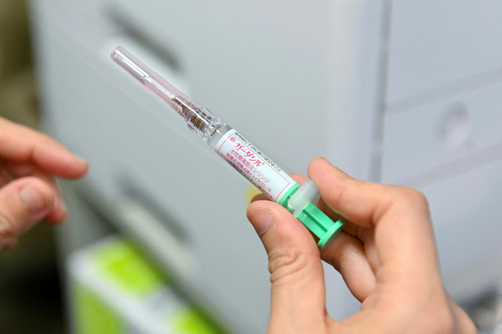 Bóluefni gegn HPV-veirunni í sprautu á spítala í Tokyo í …