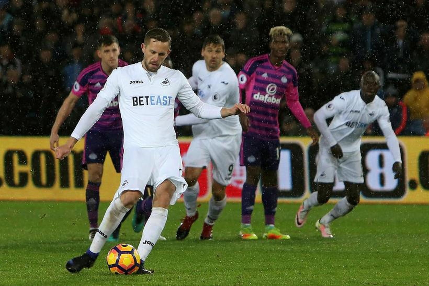 Gylfi Þór Sigurðsson skorar eitt marka Swansea City í sigri …