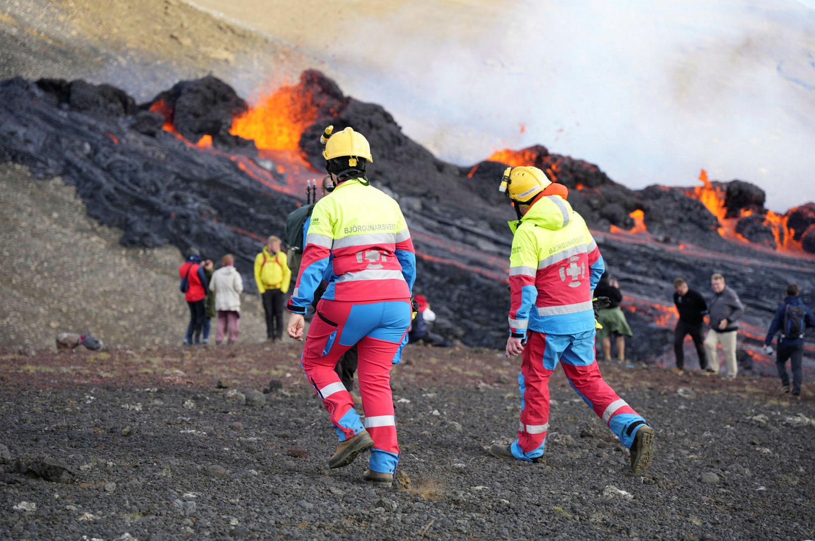 Sjö þreyttir göngumenn fluttir af fjalli