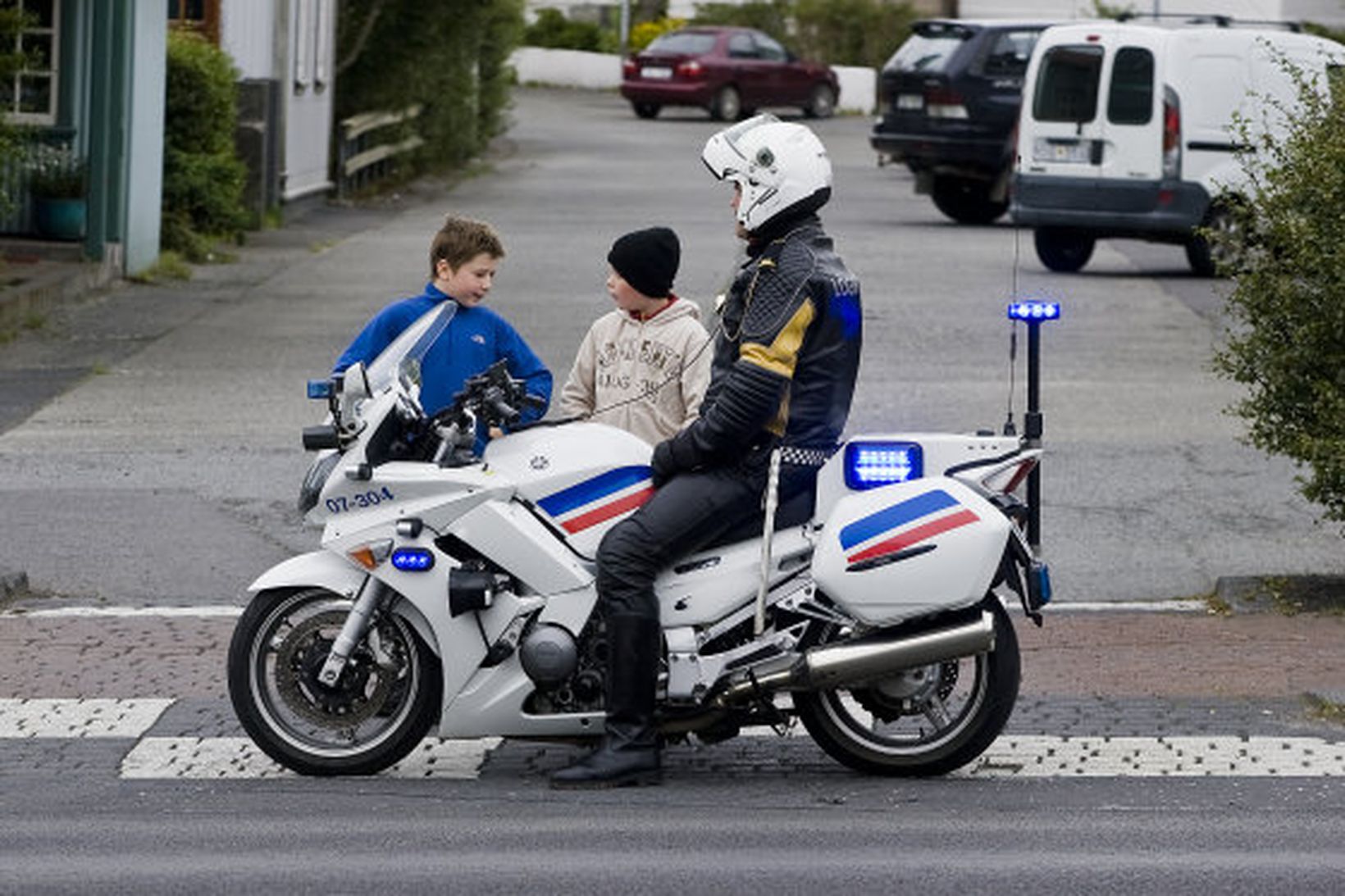 Stund á milli stríða Þessir ungu drengir virtu fyrir sér …