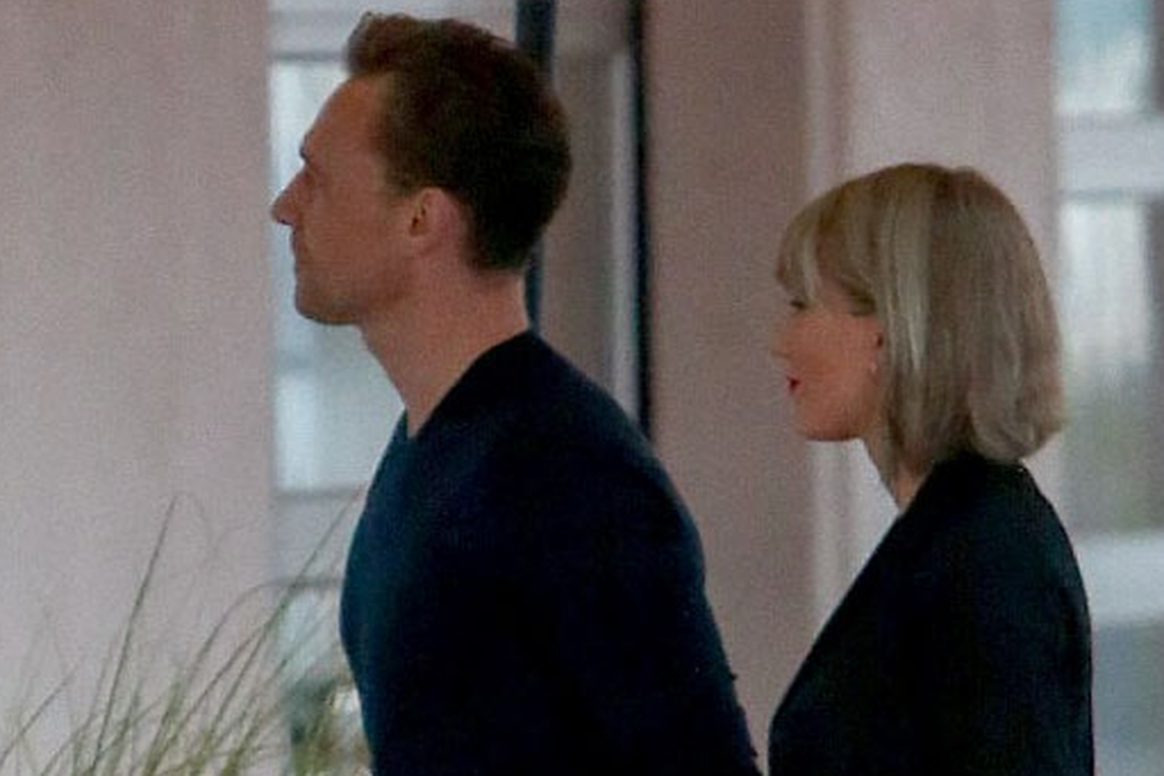 Tom Hiddleston og Taylor Swift virðast yfir sig ástfangin.