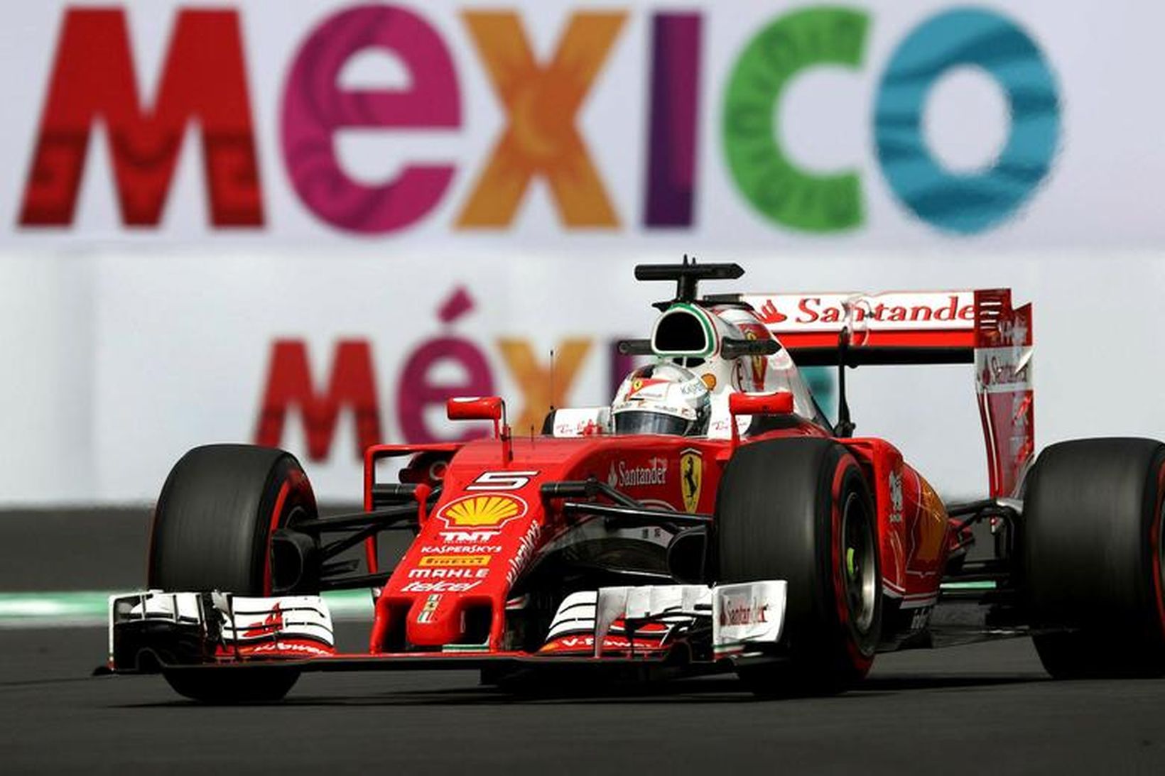 Sebastian Vettel á ferð í brautinni í Mexíkó.