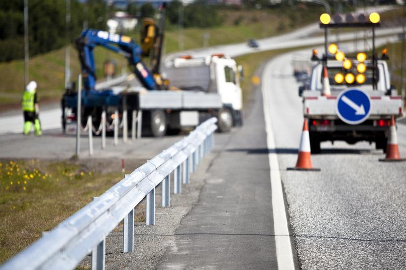 Víða er unnið að viðhaldi og endurnýjun slitlags. Mynd úr …