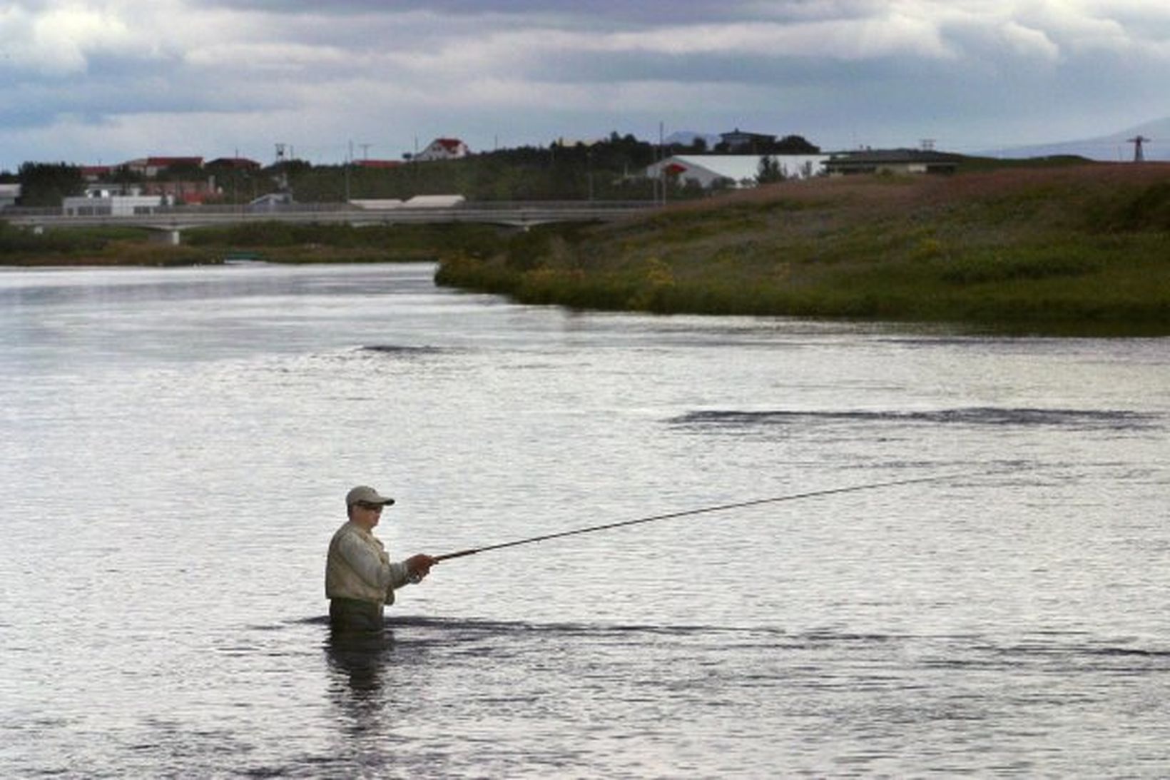 Veiðimaður í Ytri-Rangá. Hraðahindranir eru ekki góður félagsskapur með lífríkinu …