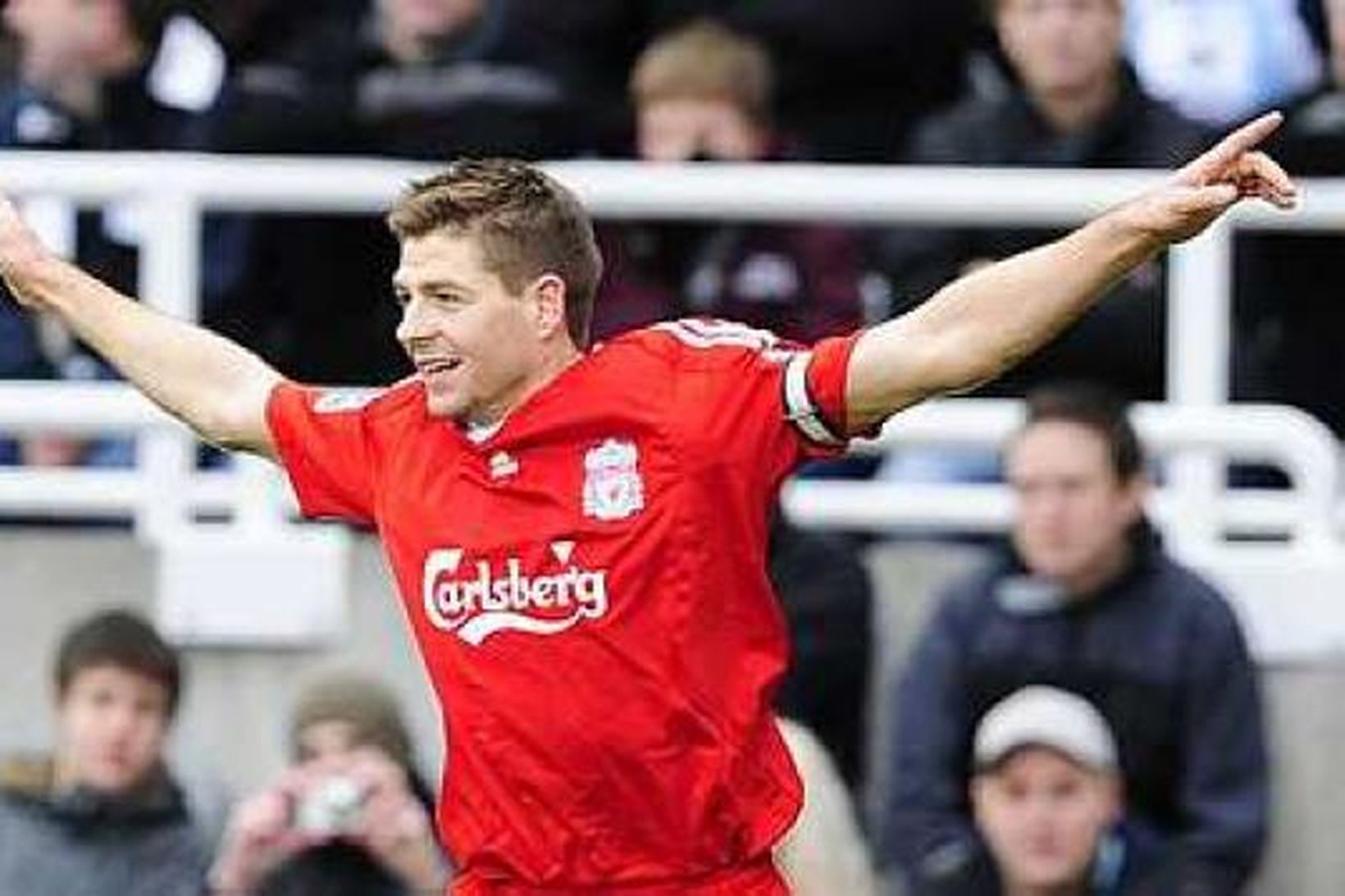Steven Gerrard er í vondum málum og gætu titilvonir Liverpool …