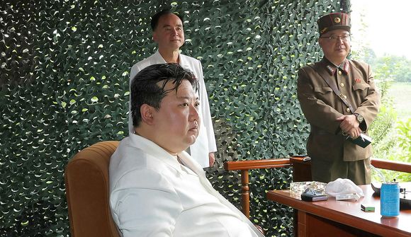 Kim Jong Un með óleyfilegan samlokusíma?