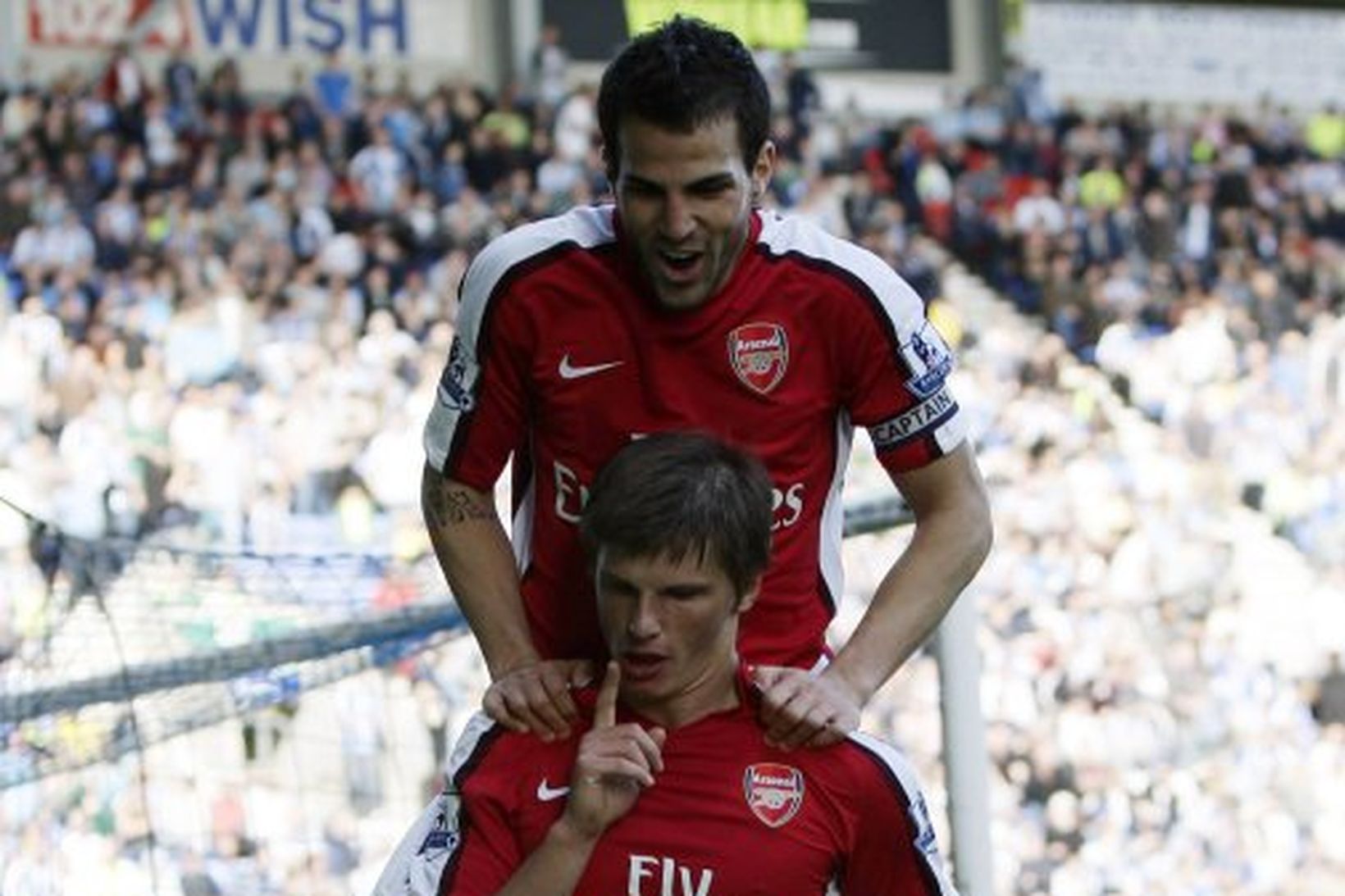 Fabregas og Andrey Arshavin fagna marki með Arsenal.