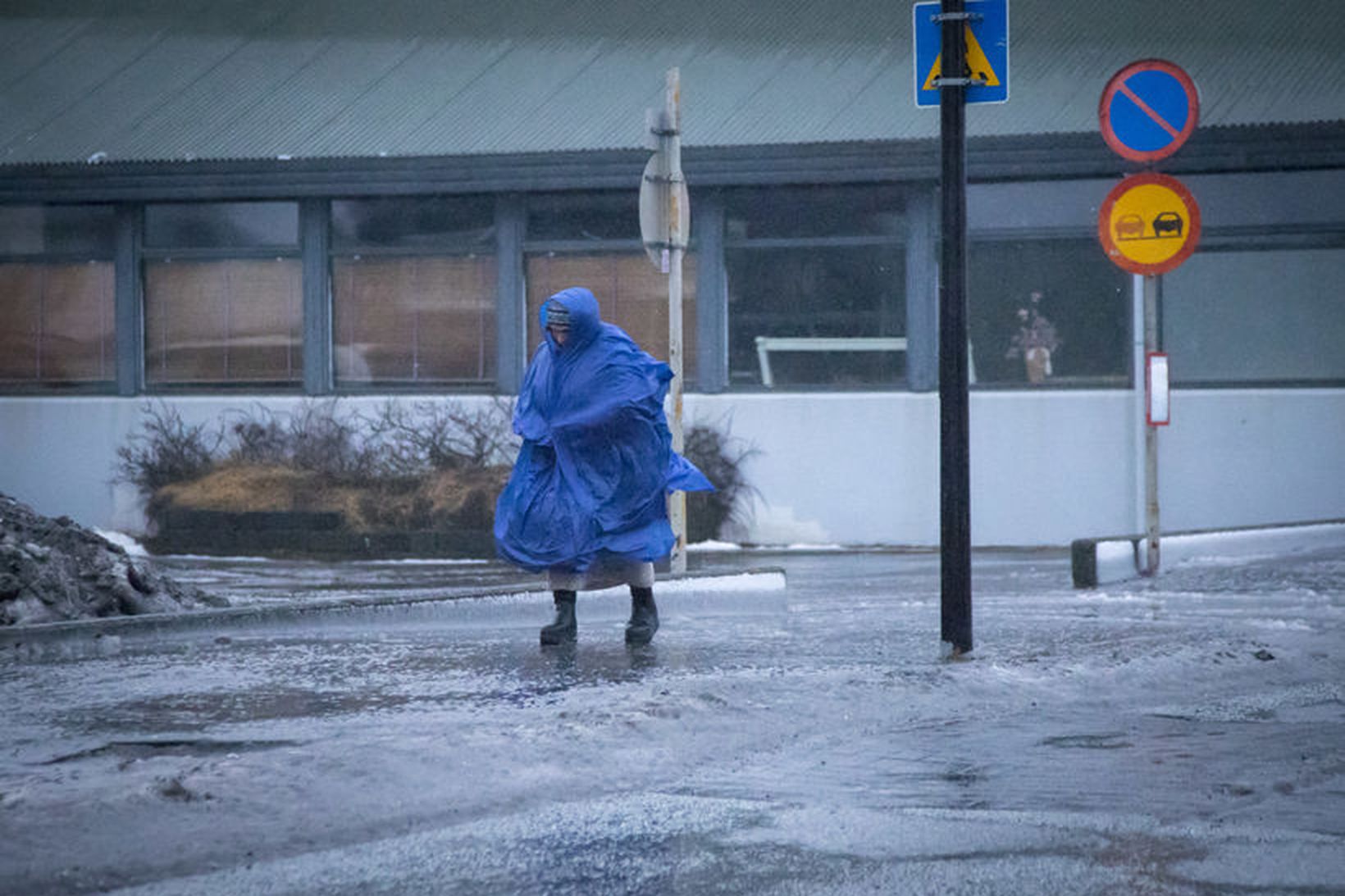 Fólk er hvatt til þess að vinna heima.