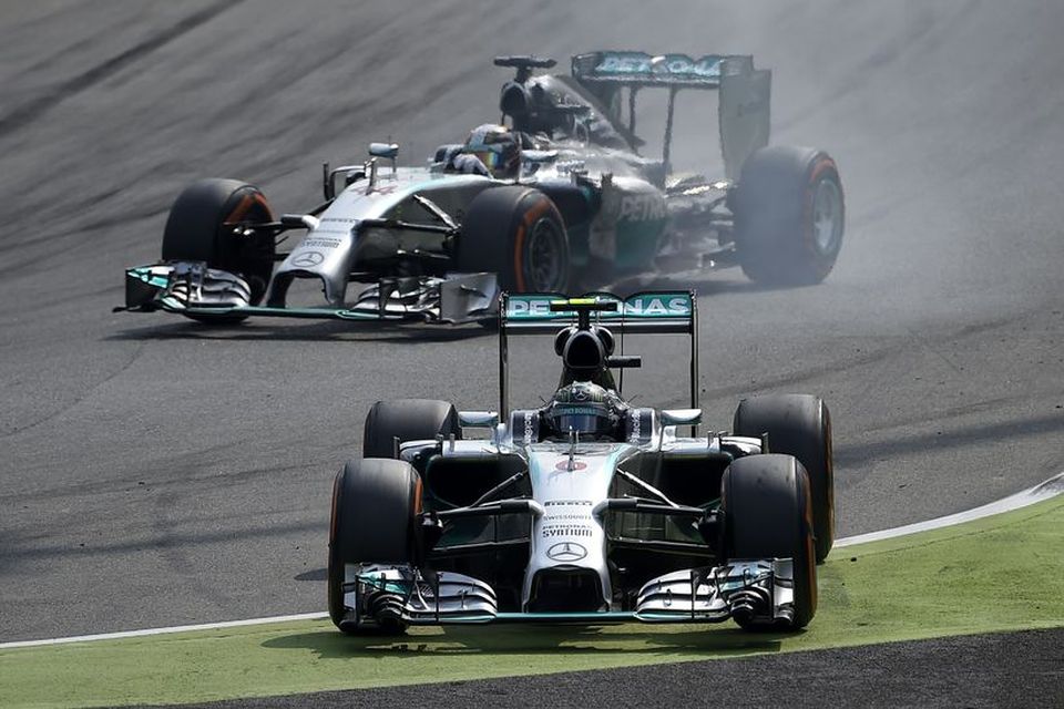 Rosberg klúðrar bremsusvæðinu og fer flóttaleið en Hamilton var þá það nálægt að hann tók …