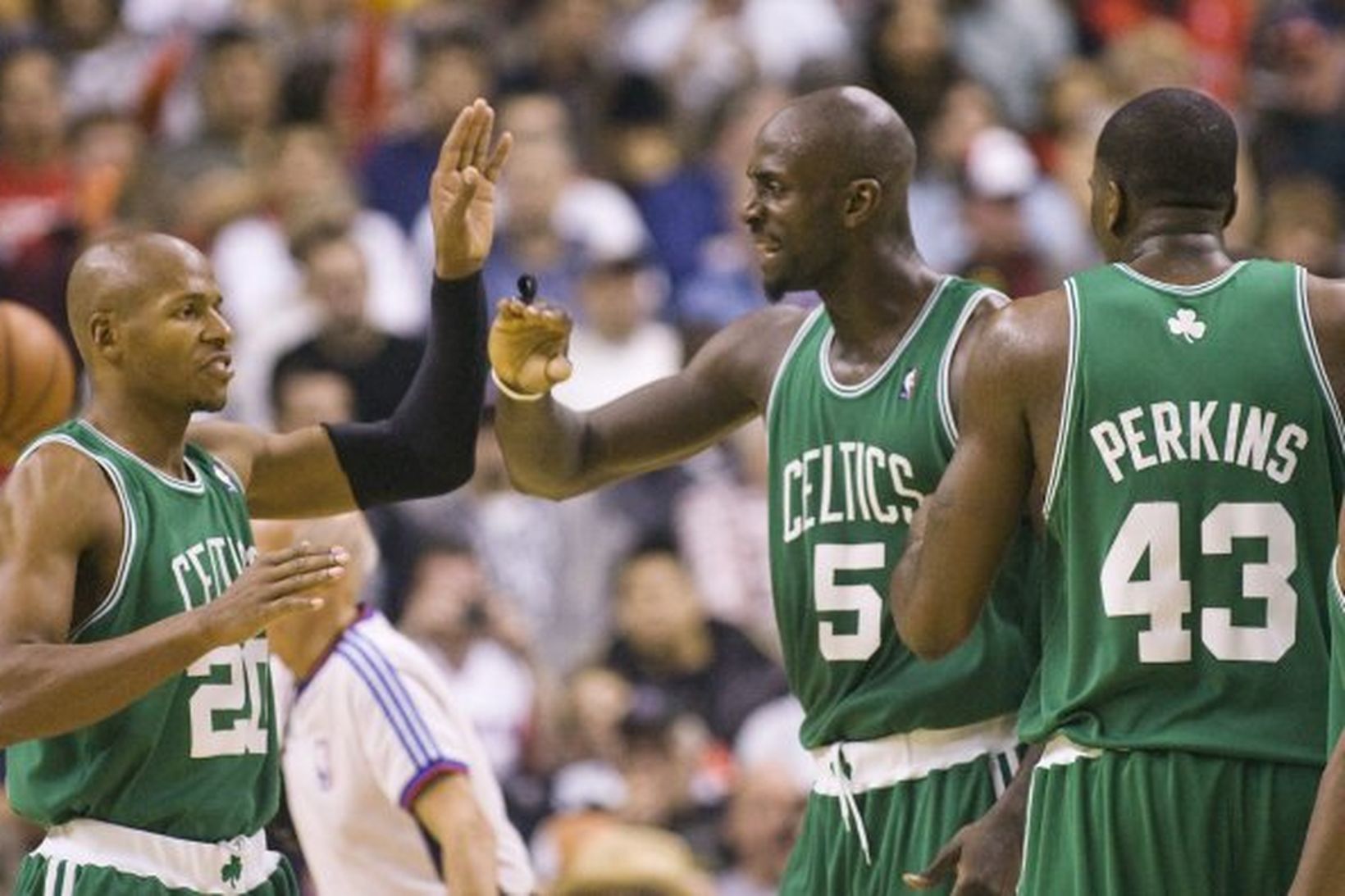 Ray Allen, Kevin Garnett, og Kendrick Perkins, leikmenn Boston fagna.