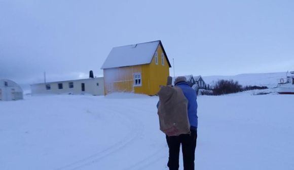 Þakkar fyrir kolaketilinn og olíulampa