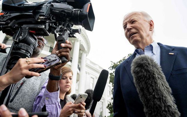 Biden ræddi við blaðamenn áður en hann fór um borð í Marine One-þyrluna.