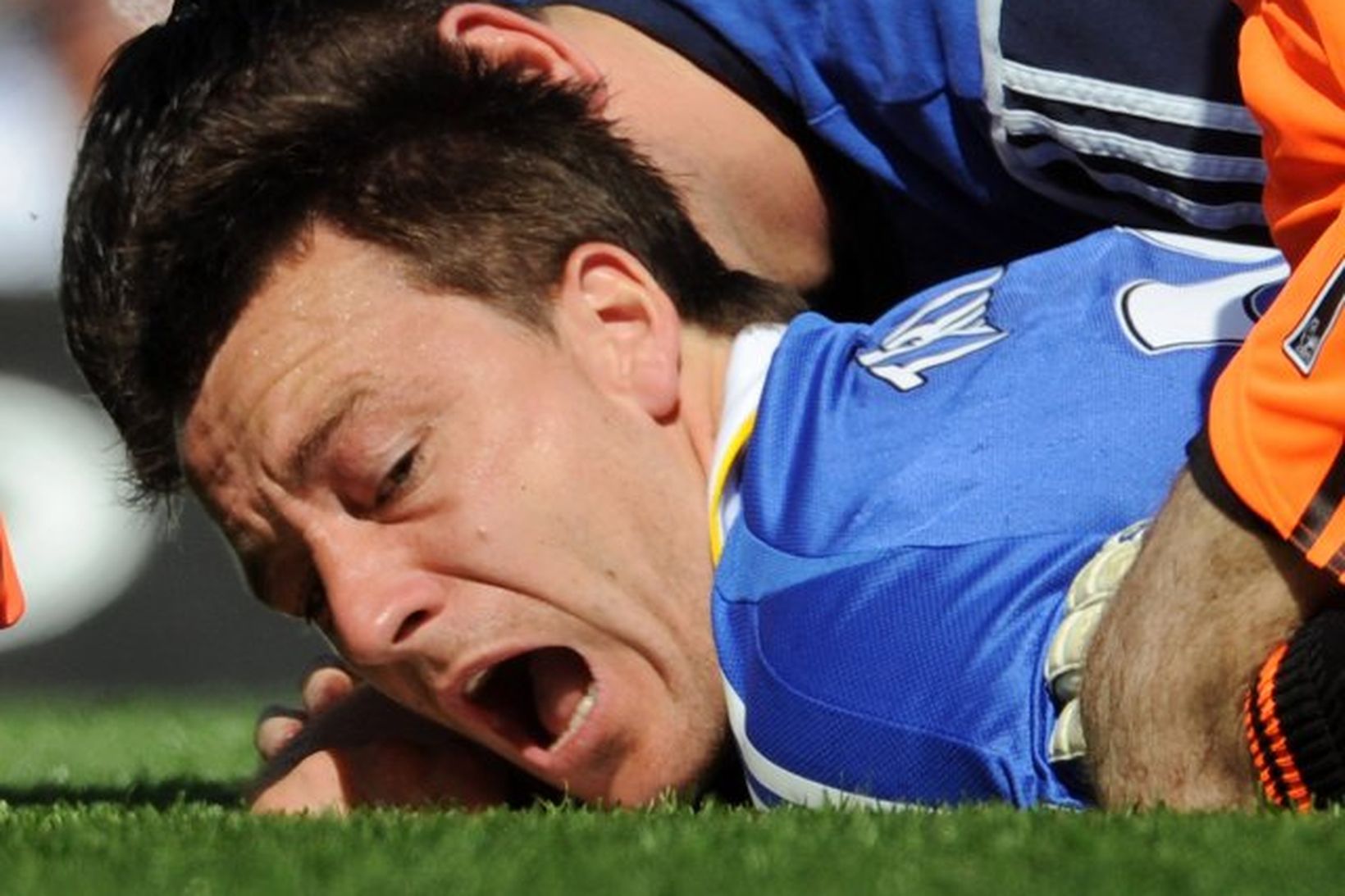 Harðjaxlinn John Terry var greinilega sárþjáður þegar hann var fluttur …