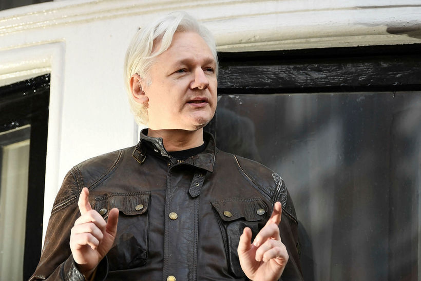 Julian Assange á svölum sendiráðs Ekvadors í London í maí …