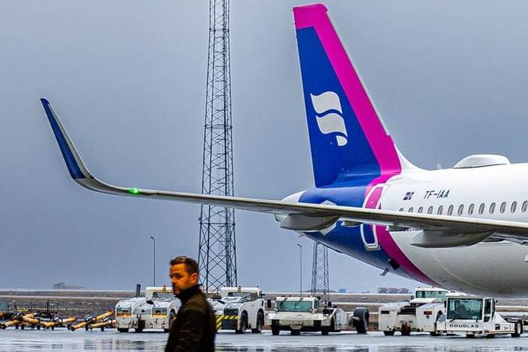 Pilots reviewing Icelandair’s latest proposal