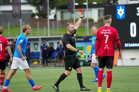Sigurður Hjörtur Þrastarson rekur Axel Óskar Andrésson af velli í gær.
